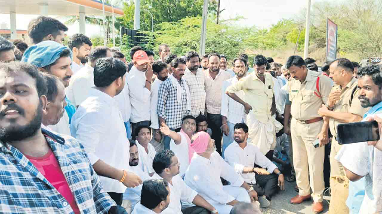 తడిసిన ధాన్యాన్ని కొనాలి