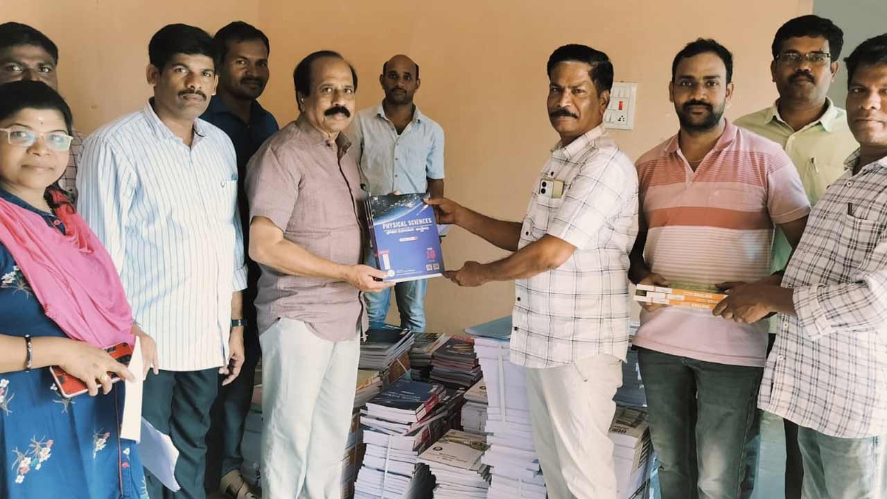 ప్రైవేటు పాఠశాలలో చదువు కోసం డబ్బులు వృథా చేసుకోవద్దు.. పేరెంట్స్‌కు రాయపోల్‌ ఎంఈవో సూచన