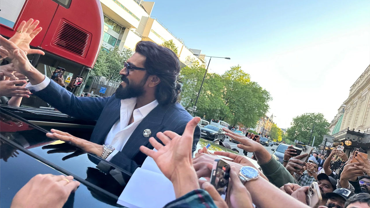 Chiru- Charan | లండ‌న్‌లోను చిరు, రామ్ చ‌ర‌ణ్‌కి ఫుల్ క్రేజ్.. ఘ‌నంగా మైన‌పు విగ్ర‌హం లాంచ్