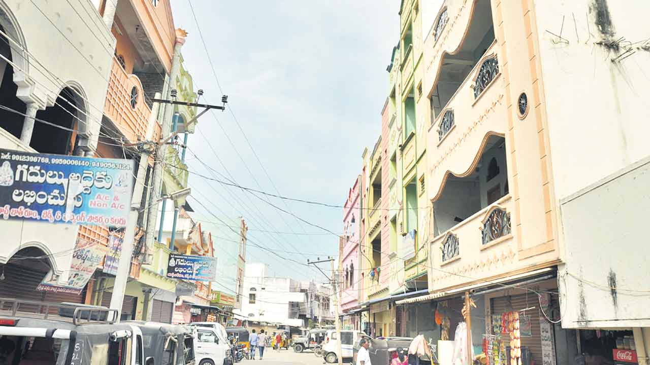 అద్దె గదుల్లో.. వికృత చేష్టలు!