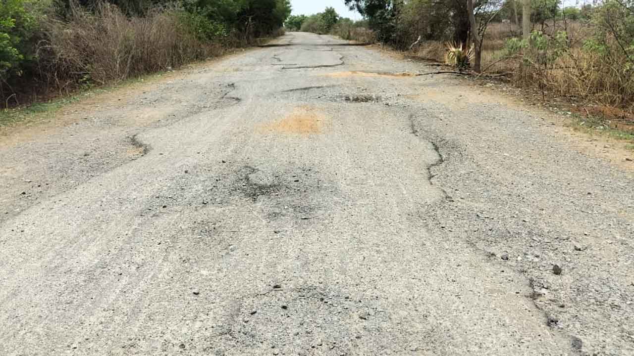 Kandi | రహదారులు ఇలా వెళ్లేదేలా.. నరకయాతన అనుభవిస్తున్న ప్రజలు