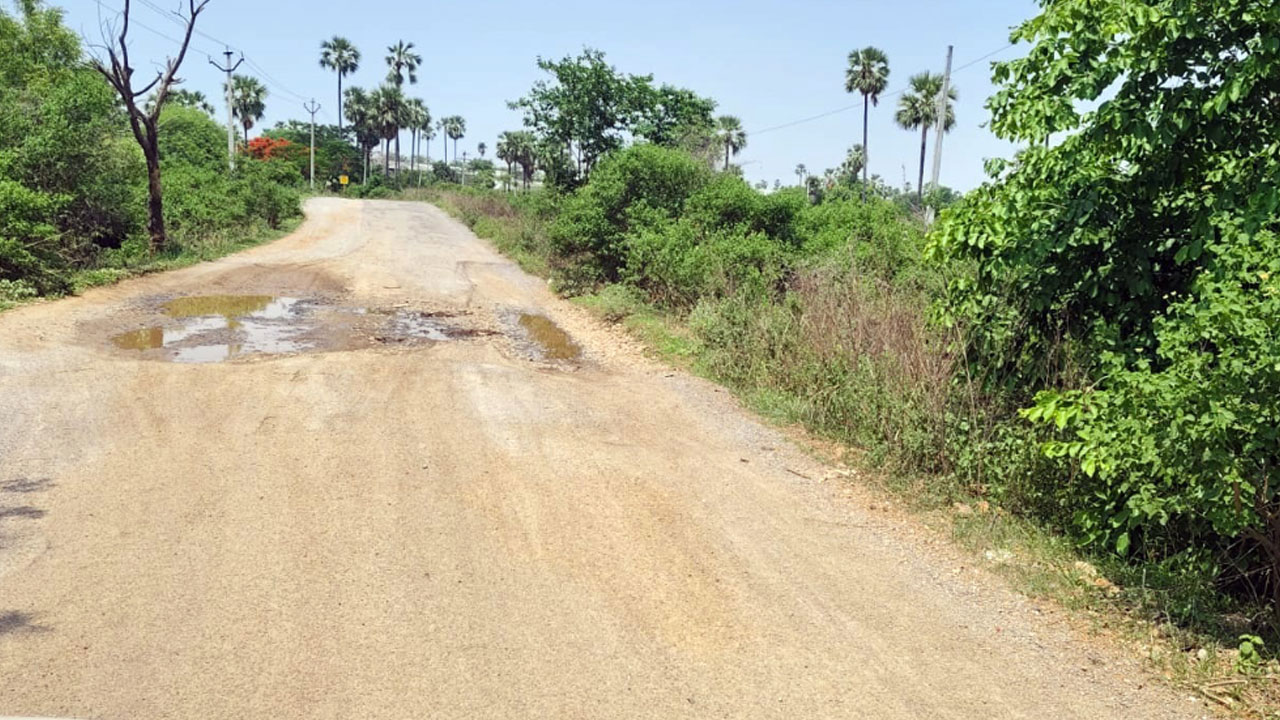 గుంతల రోడ్డుతో ప్రయాణికుల అవస్థ‌లు.. ఏండ్ల తరబడి అభివృద్ధికి నోచుకోని లింకురోడ్లు..
