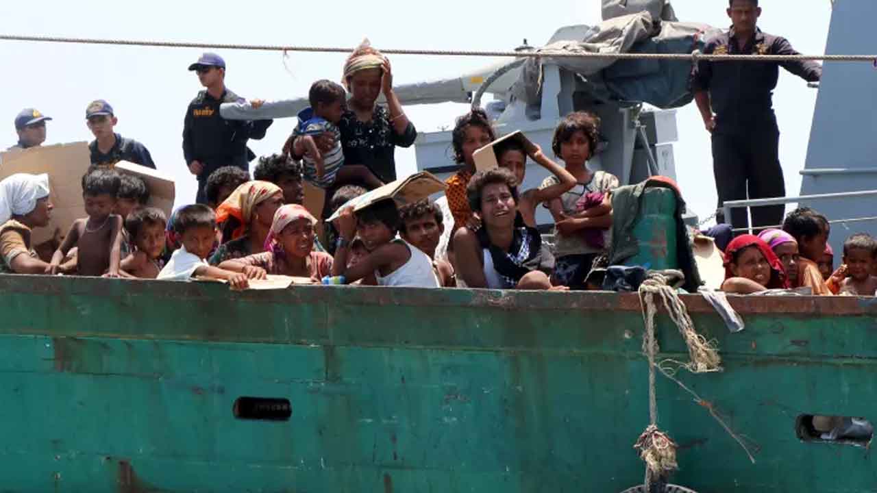 మయన్మార్‌ తీరంలో 427 మంది జల సమాధి!