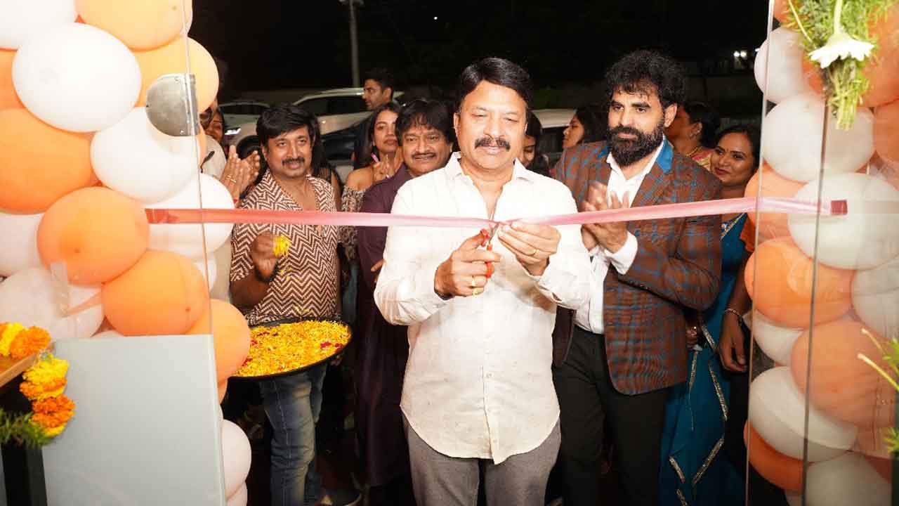 Hyderabadi Chai Adda | హైదరాబాదీ చాయ్ అడ్డాను ప్రారంభించిన ఆర్పీ ప‌ట్నాయ‌క్