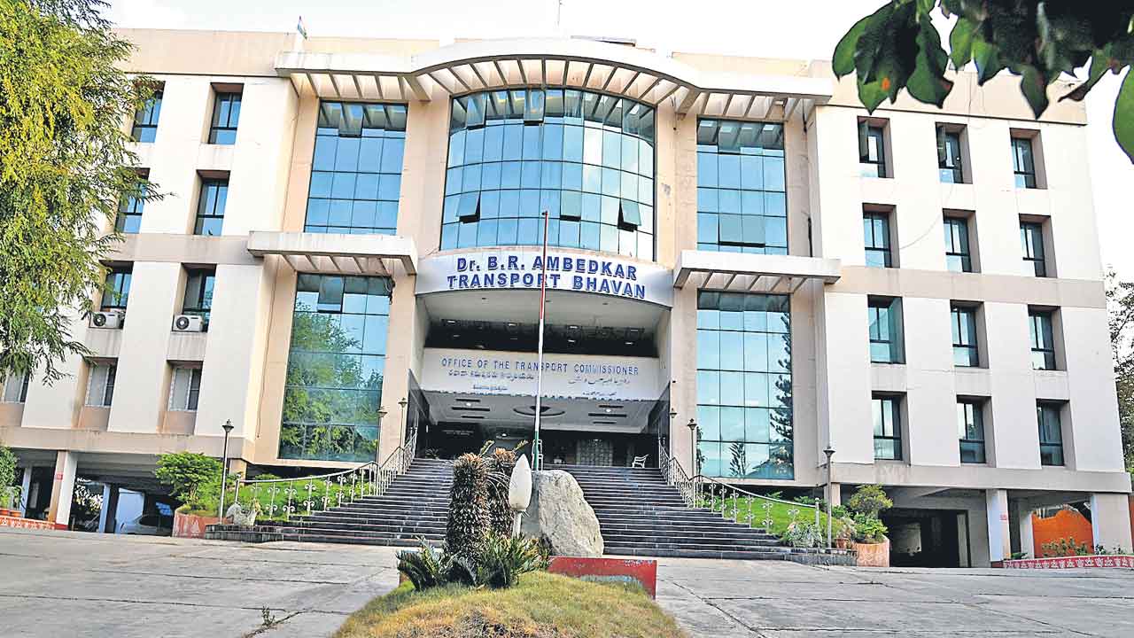 RTA | వెయ్యి ఇస్తేనే ఆర్‌సీ.. వాహనదారులకు చుక్కలు చూపిస్తున్నారు