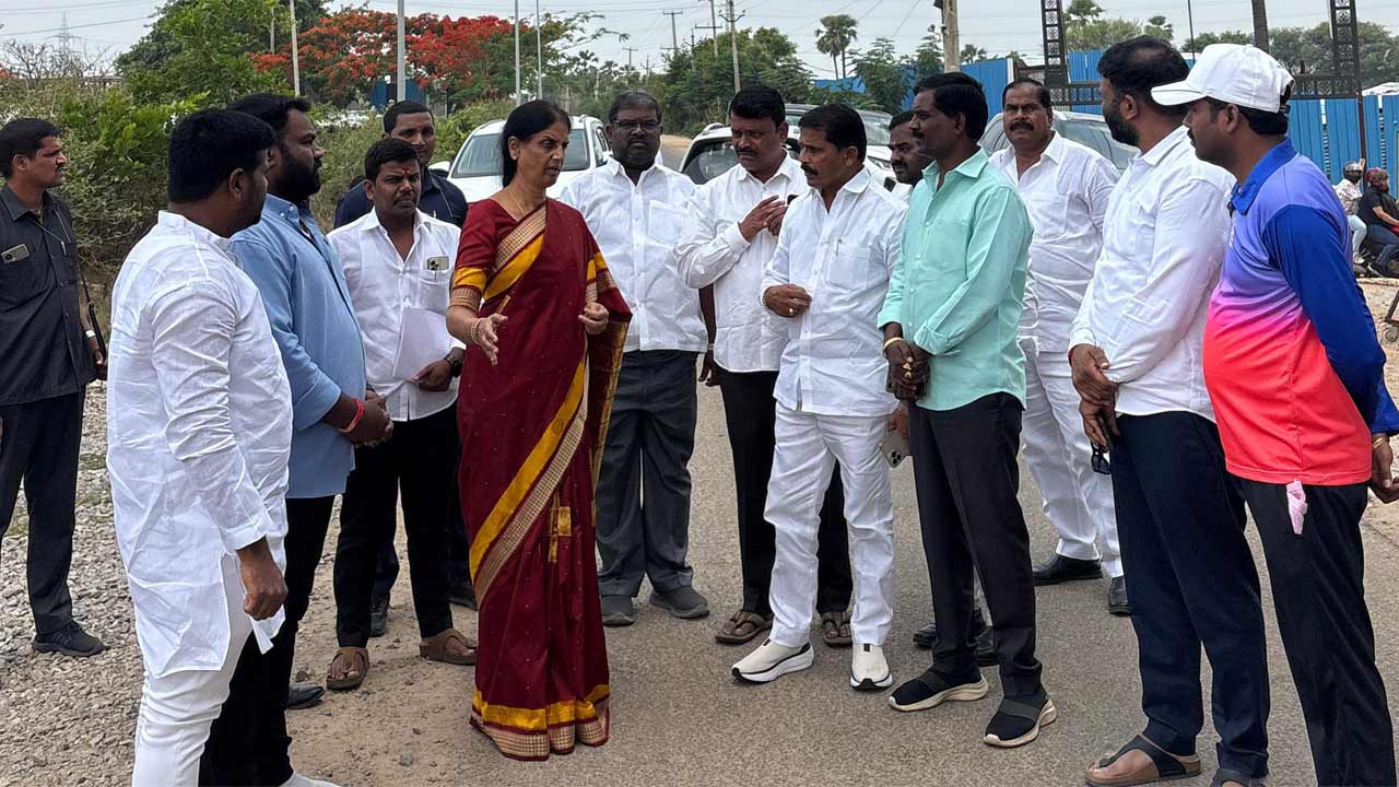 సూరన్ గుట్ట రోడ్డు పనులను వెంటనే ప్రారంభించండి.. మాజీ మంత్రి సబితా ఇంద్రారెడ్డి ఆదేశాలు