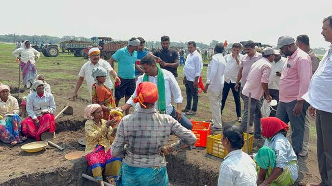 Buttermilk packets | ఉపాధి హామీ కూలీలకు మజ్జిగ ప్యాకెట్లు, అరటి పండ్లు పంపిణీ