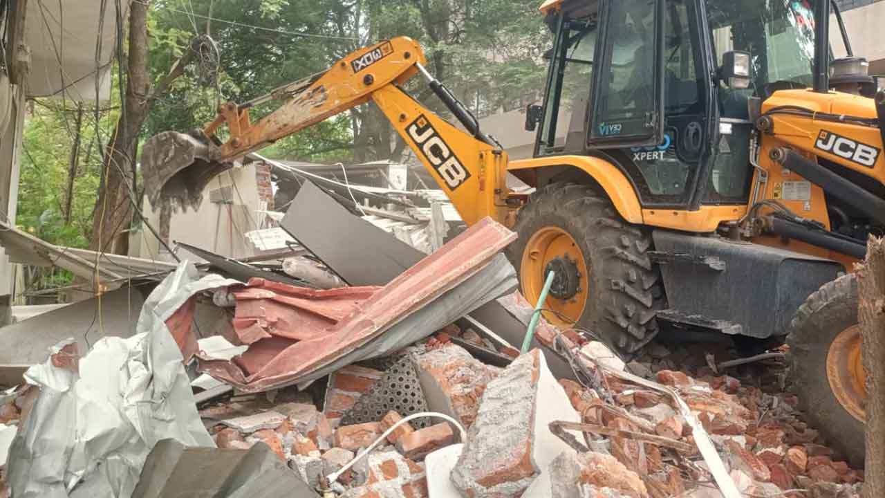 Hydraa | పీర్జాదిగూడలో అక్రమ కట్టడాలను కూల్చేసిన హైడ్రా అధికారులు