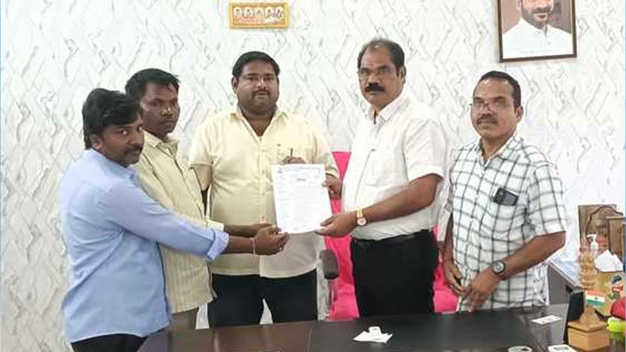 General strike | వరంగల్ డీఎంహెచ్‌వోకి సమ్మె నోటీసు అందజేత