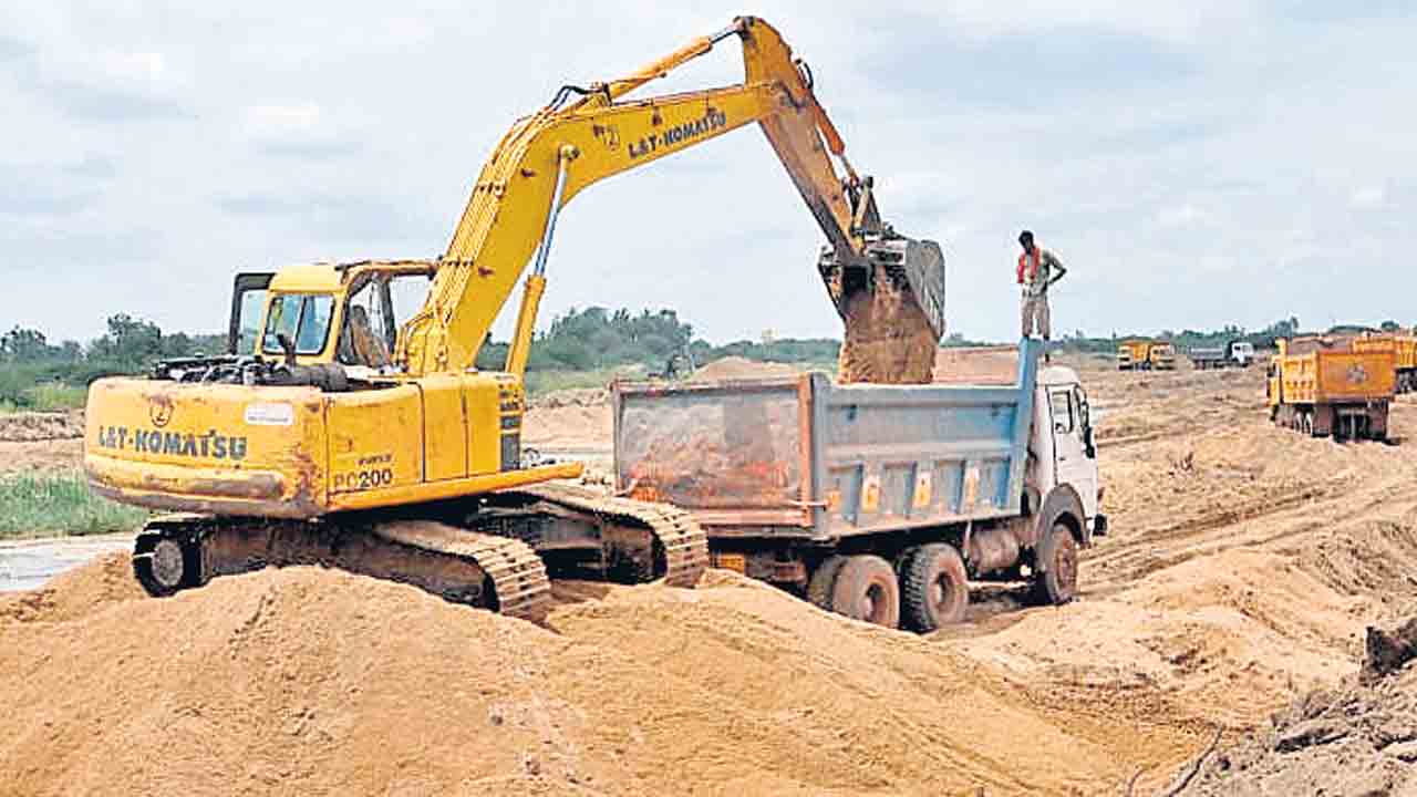 Telangana | ఇసుక దోపిడీలో ఇదో రకం!.. మామూళ్ల మత్తులో జోరుగా ఓవర్‌లోడ్‌..!