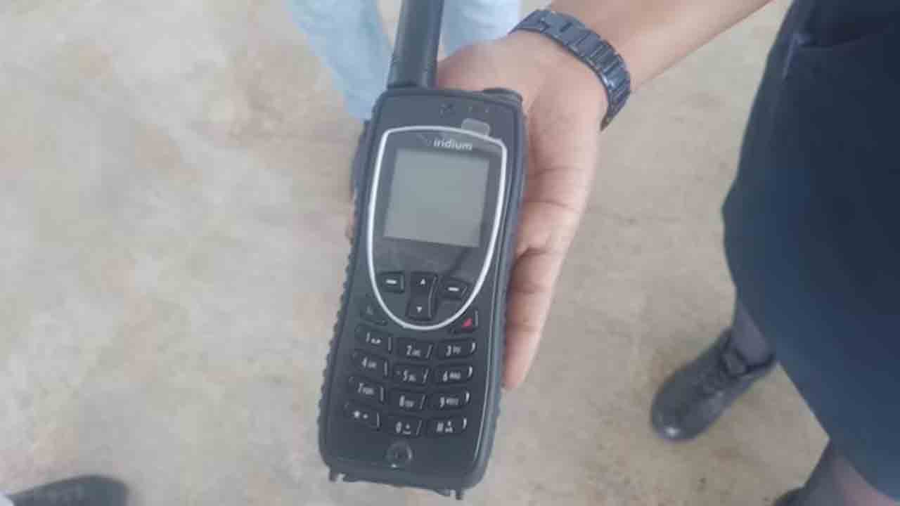 satellite phone | అమెరికా డాక్టర్ వద్ద శాటిలైట్ ఫోన్.. విమానం ఎక్కకుండా ఆపేసిన సిబ్బంది