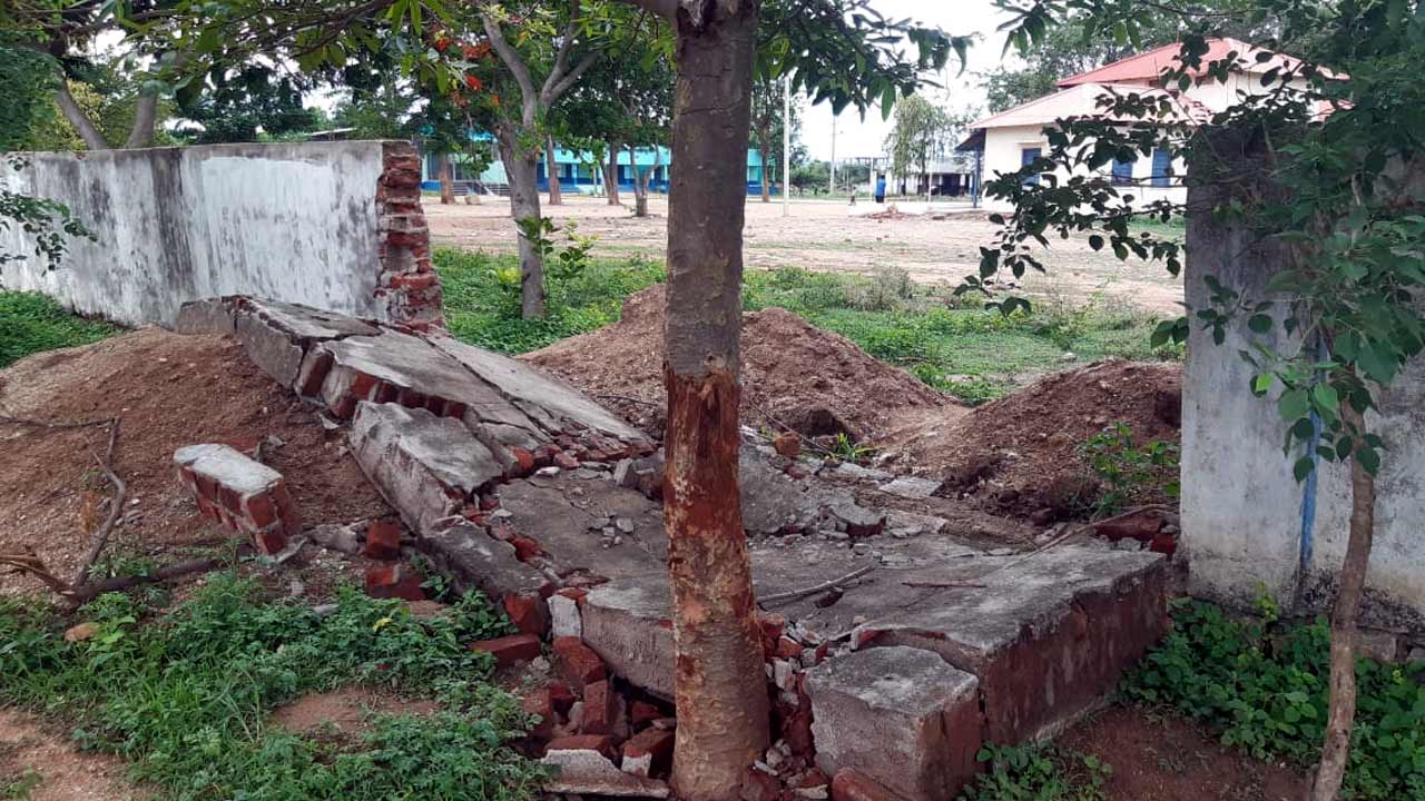Rains | భారీ వర్షాలకు మేడిపల్లిలో కూలిన పాఠశాల ప్రహారీ గోడ