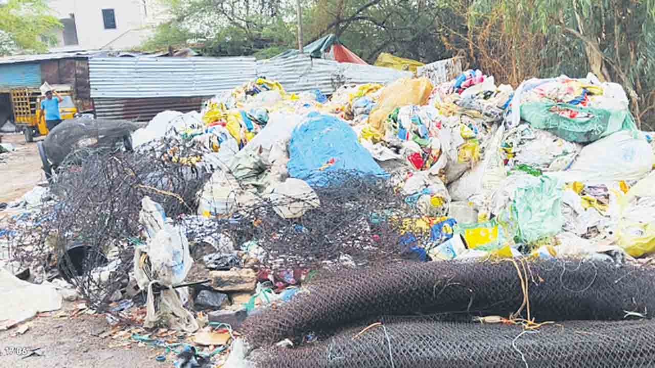 స్రాప్‌ దుకాణాలపై దాడి