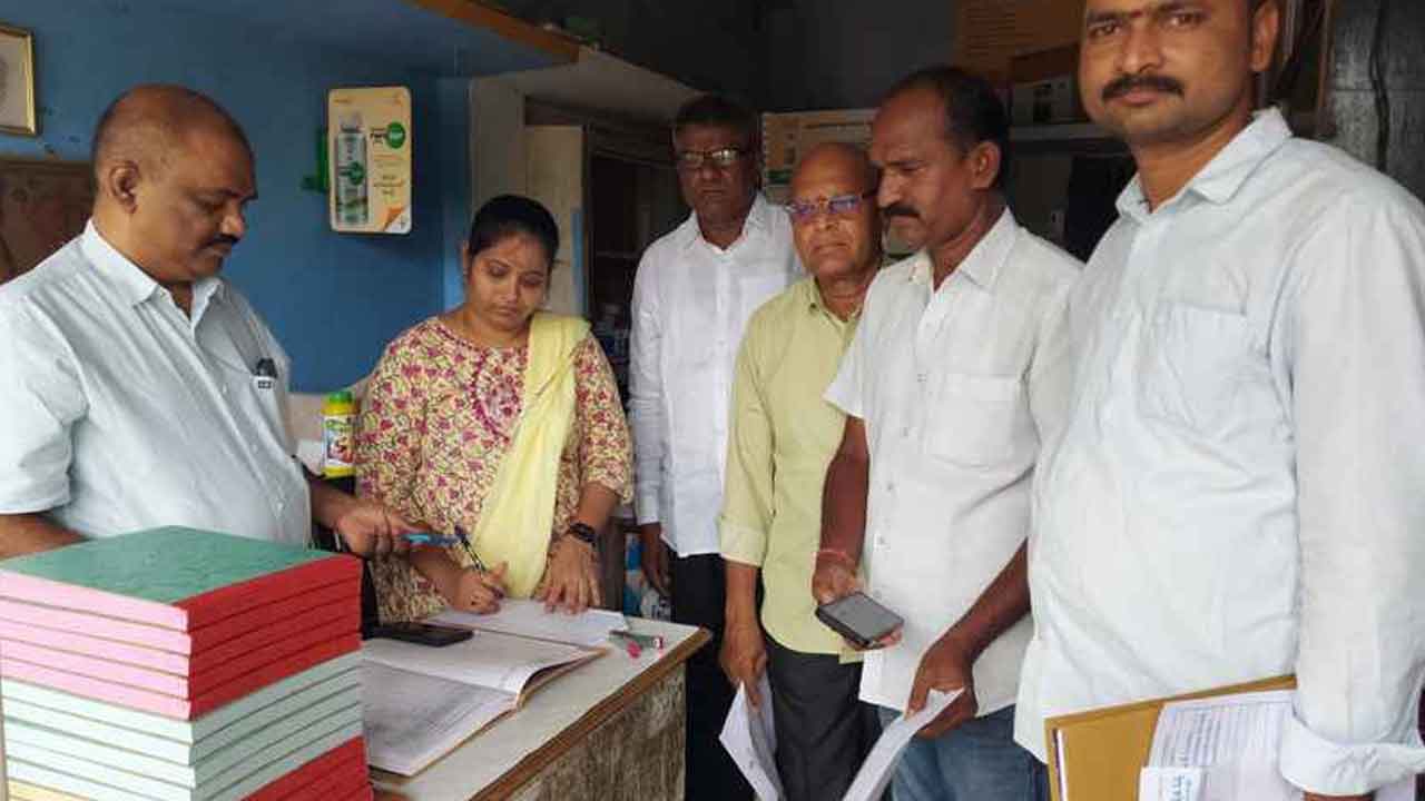 Seeds | సరిపడా ఎరువులు, విత్తనాలను అందుబాటులో ఉంచాలి : ఏడీఏ రాజ్ కుమార్
