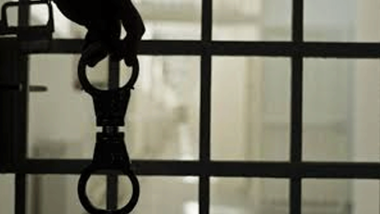 Buying SI Exam Paper | ఎస్‌ఐ పరీక్ష పేపర్‌ను పది లక్షలకు కొనుగోలు.. విద్యాశాఖ అధికారి, కుమారుడు అరెస్ట్‌