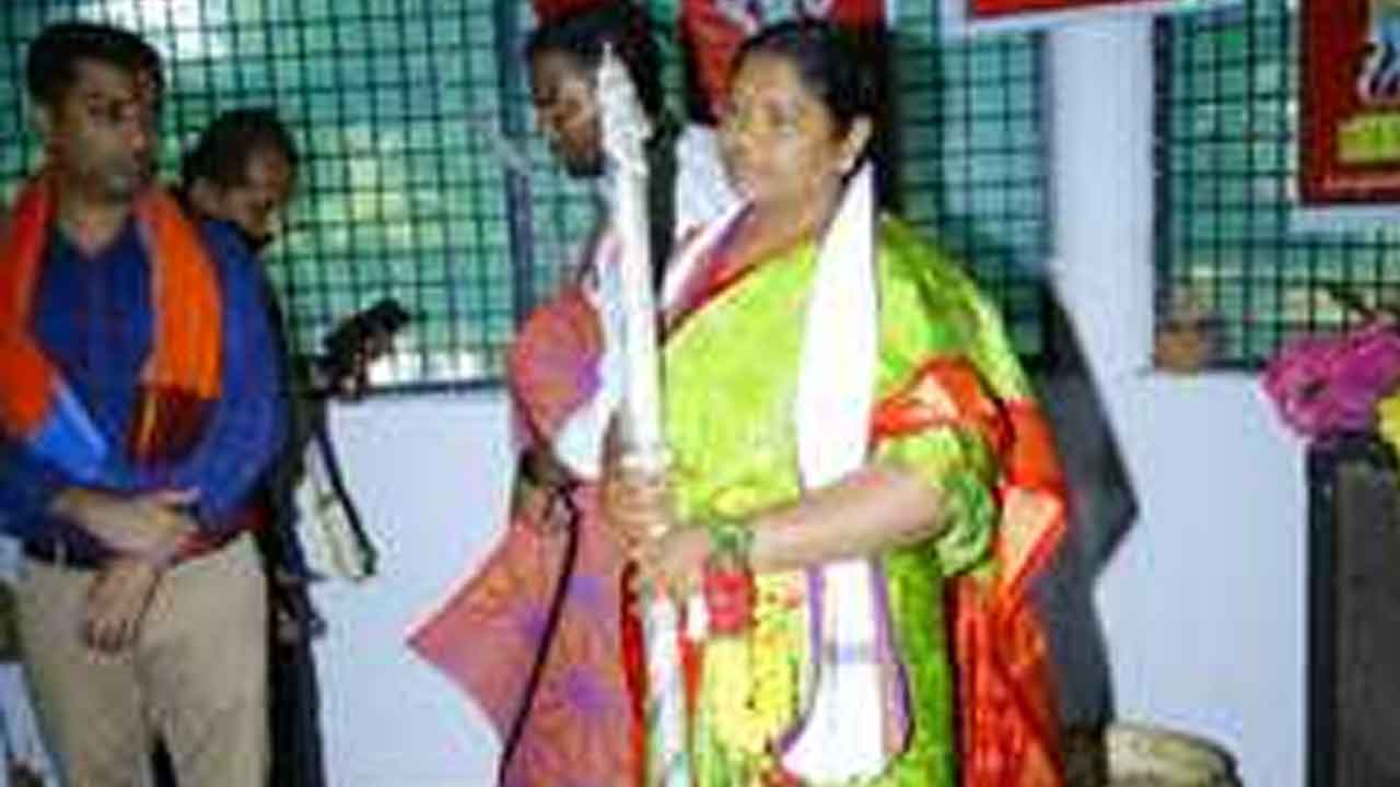 Minister Seethakka | హేమాచల లక్ష్మీ నరసింహ స్వామిని దర్శించుకున్న మంత్రి సీతక్క