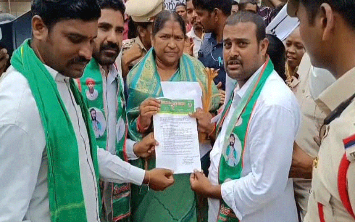 Kothagudem Urban : గిరిజన సమస్యలు పరిష్కరించాలని మంత్రి సీత‌క్క‌కు వినతి