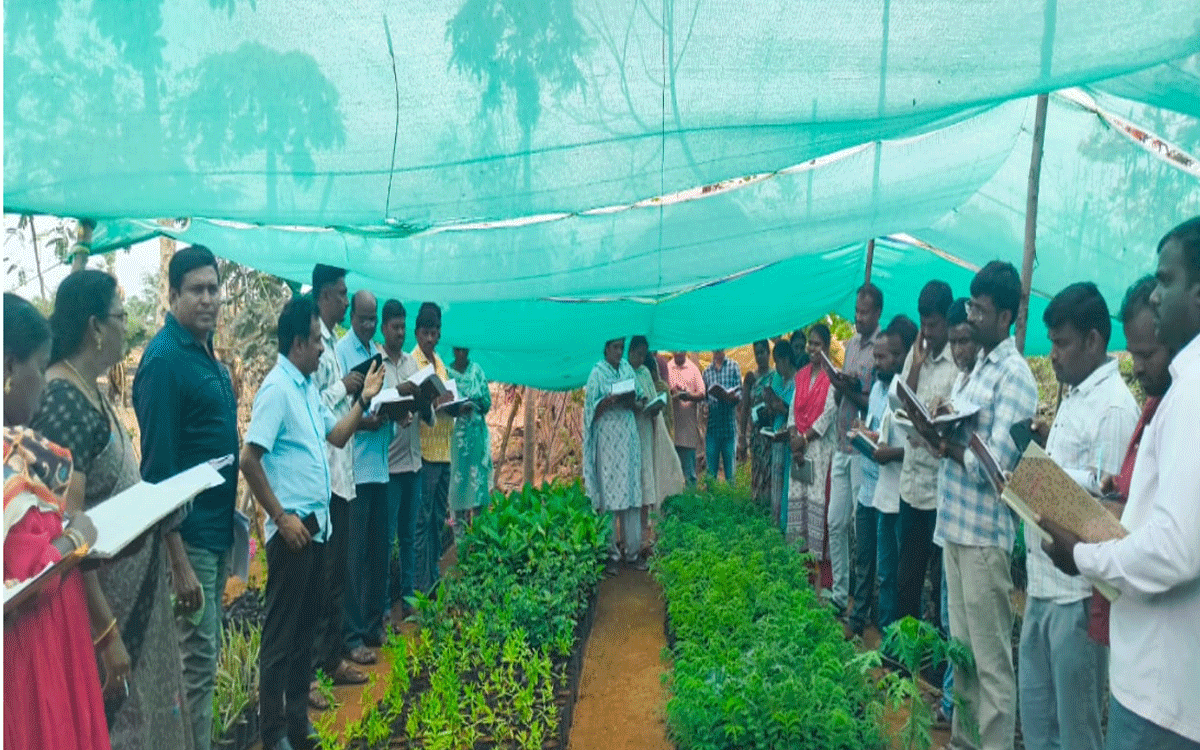 Munugode : వన మహోత్సవ కార్యక్రమంపై అధికారులకు అవగాహన