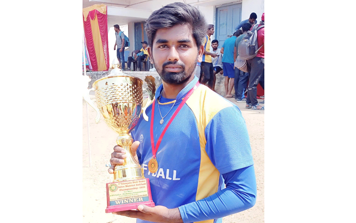 Munugode : పేదింటి క్రీడాకారుడికి దాత‌ల ఆర్థిక సాయం