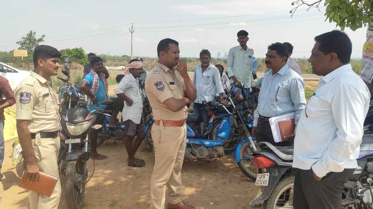 IKP purchasing center | ఐకేపీ కొనుగోలు కేంద్రం దాడి ఘటనపై పోలీసుల విచారణ