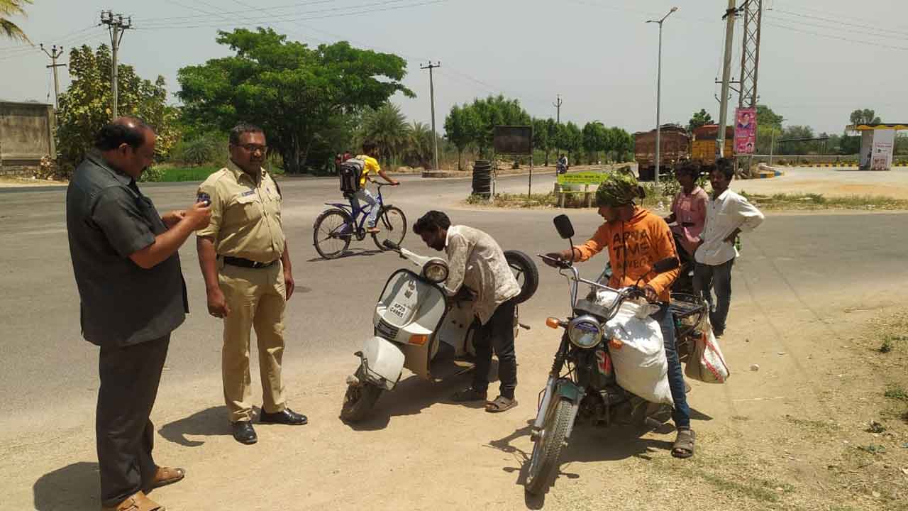 Helmets | హెల్మెట్లను ధరించి ప్రాణాలు కాపాడుకోండి : ఎస్‌ఐ బాలరాజు