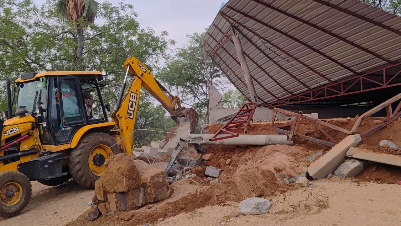 దర్గా గుట్టపై షెడ్డు కూల్చివేతపై గ్రామస్తుల ఆగ్రహం.. సింగారంలో ఉద్రిక్తత