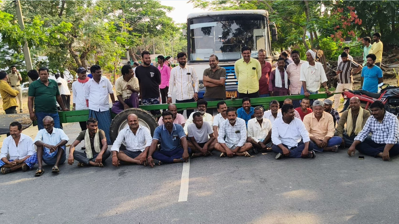 Sircilla | సిరిసిల్లలో రోడ్డెక్కిన రైతన్న.. కొనుగోలు కేంద్రంలో ధాన్యం కాంటా పెడతలేరని ధర్నా
