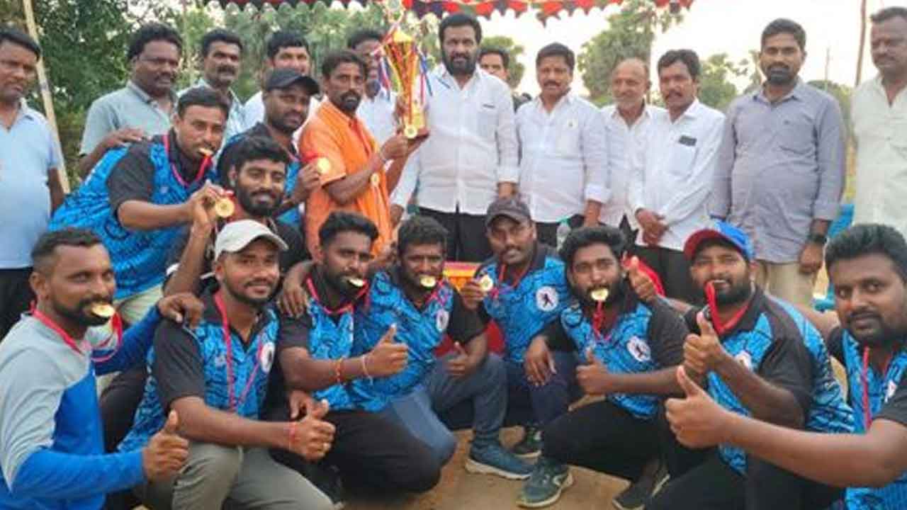 Softball competitions | రాష్ట్ర స్థాయి సాఫ్ట్ బాల్ పోటీలకు వెంకటాపురం విద్యార్థులు ఎంపిక