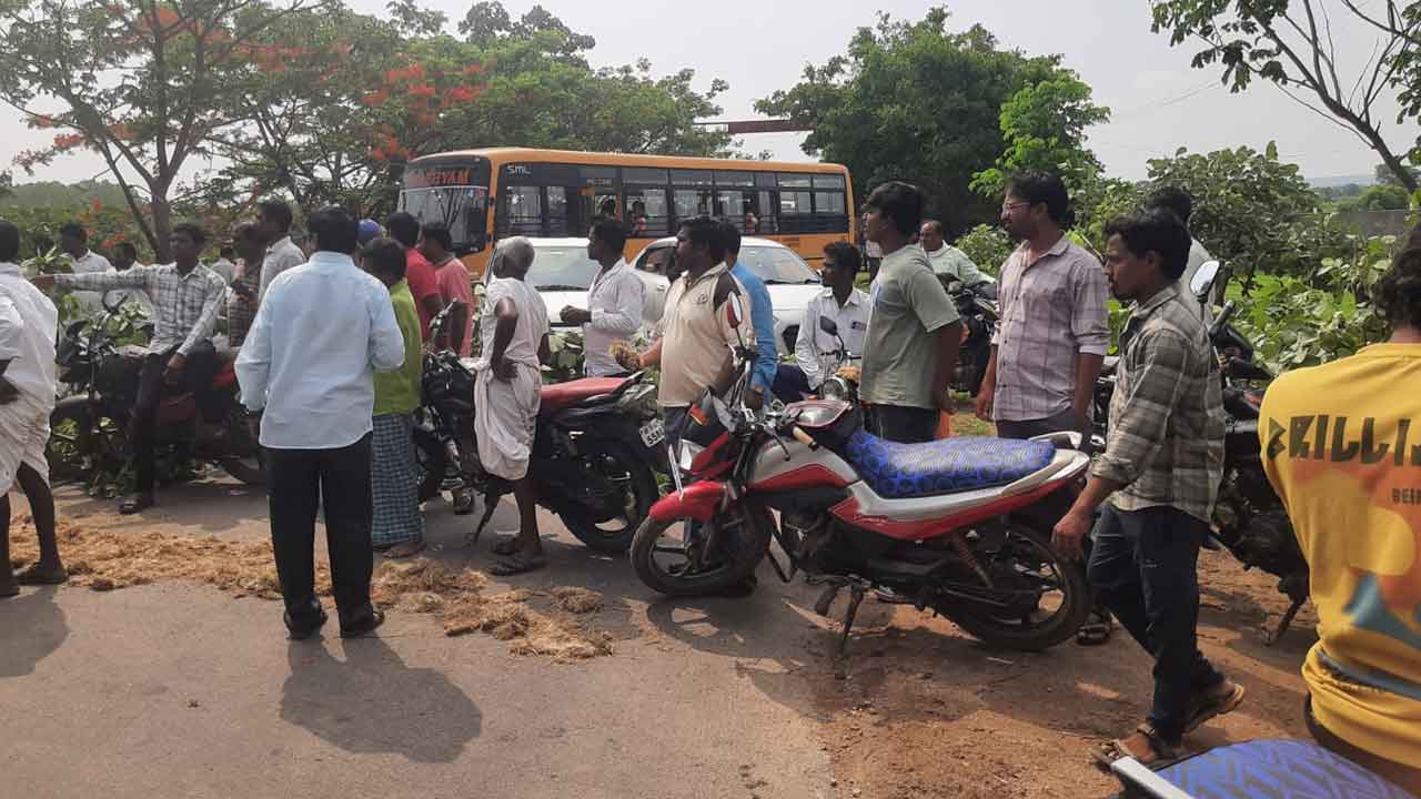 Soaked paddy | తడిసిన ధాన్యాన్ని కొనుగోలు చేయాలని రైతుల ధర్నా