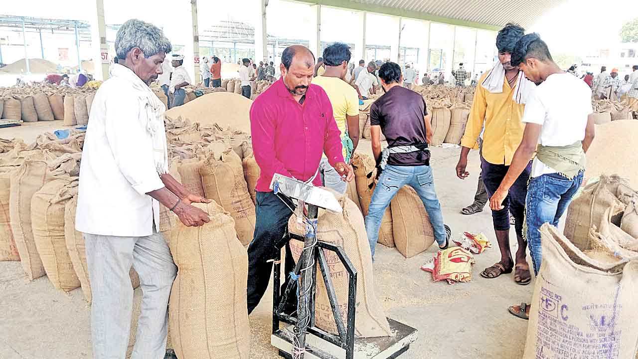 జొన్నల కొనుగోళ్లలో దోపిడీ