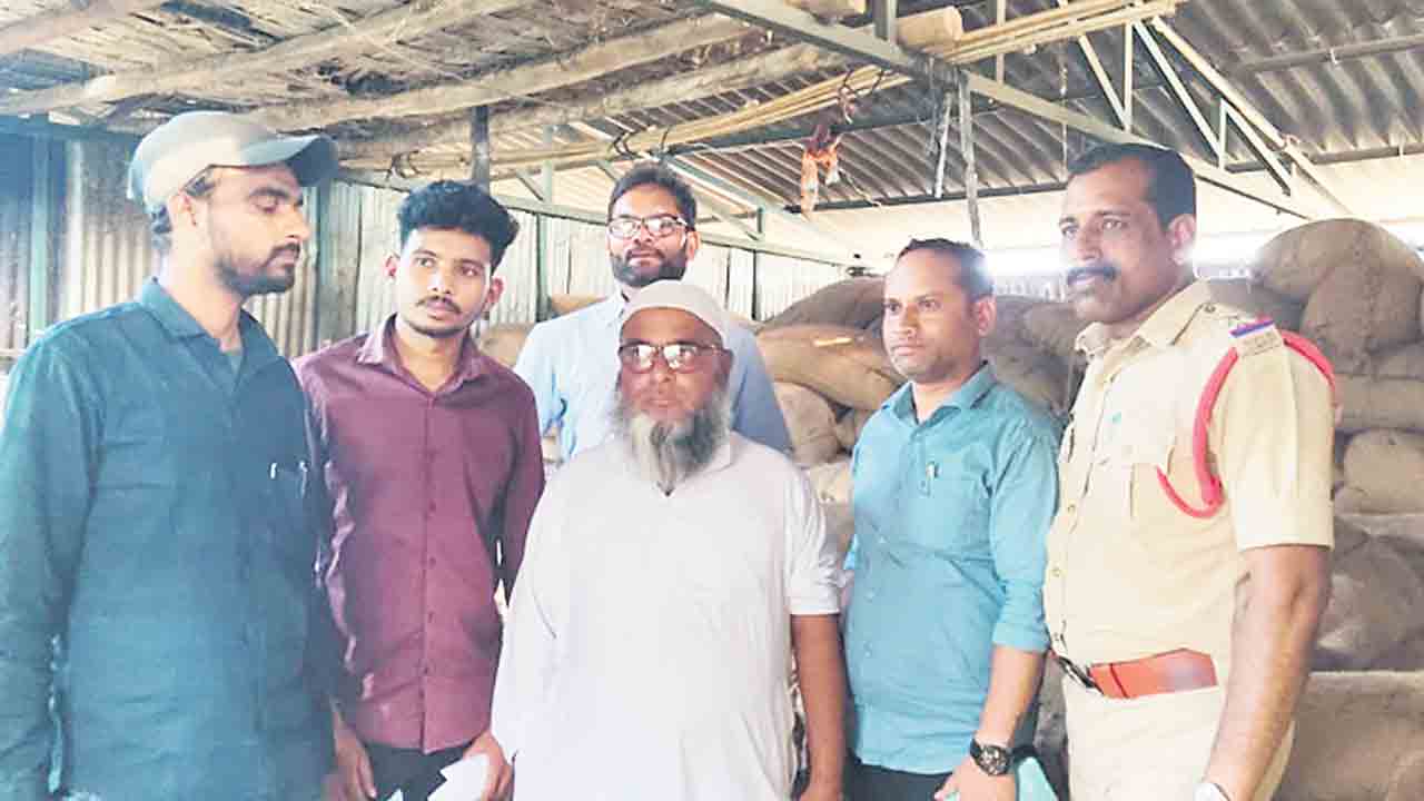 మాదాపూర్‌, హీరాపూర్‌లో 301 క్వింటాళ్ల జొన్నల పట్టివేత