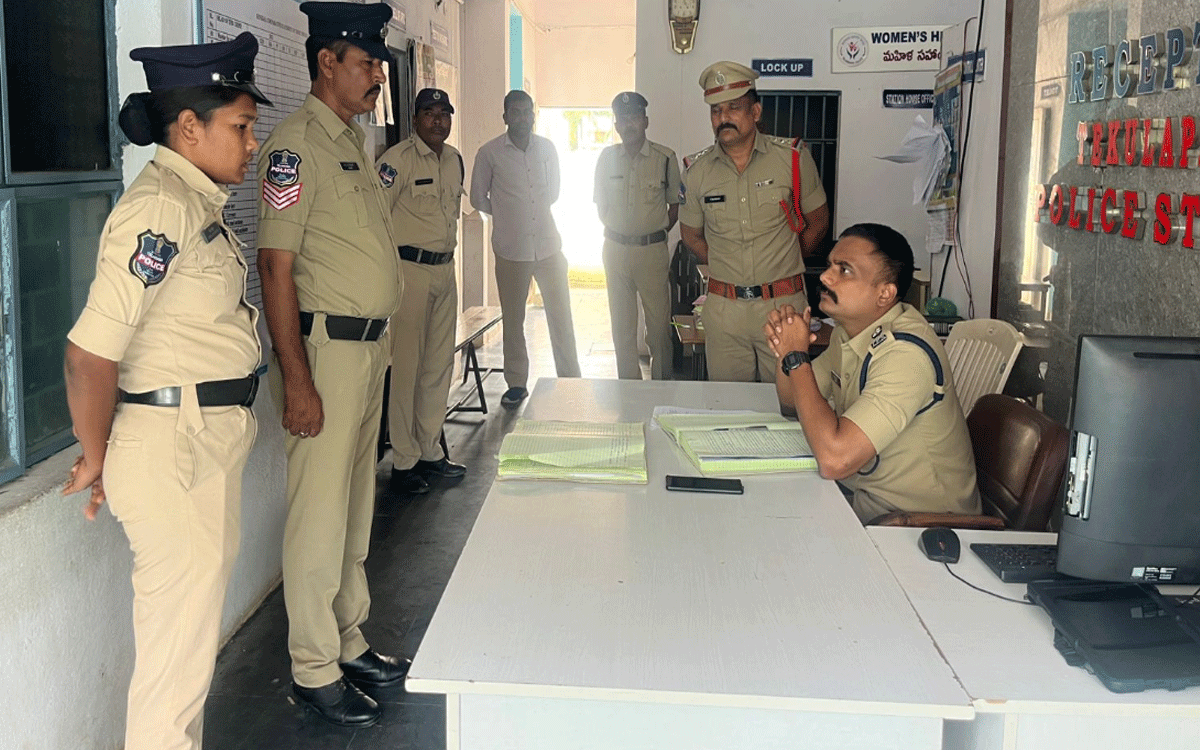 Yellandu : ఫిర్యాదుల‌పై త‌క్ష‌ణ విచార‌ణ చేప‌ట్టాలి : ఎస్పీ రోహిత్ రాజు