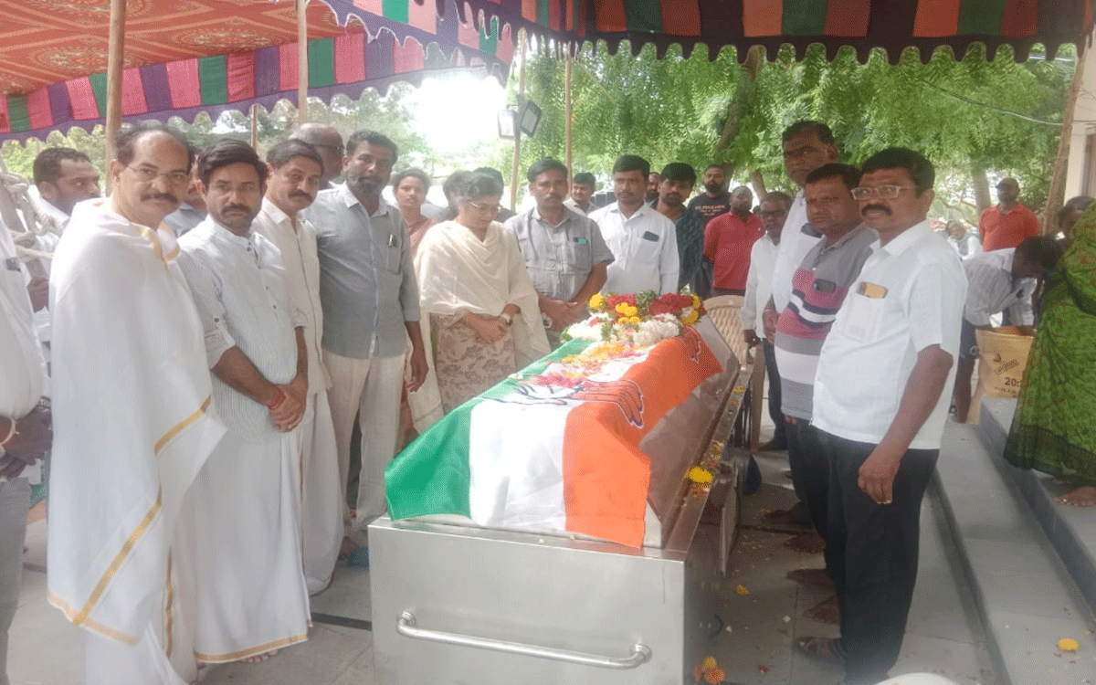 Munugode : మధుసూదన్‌రెడ్డికి పాల్వాయి స్రవంతి నివాళి