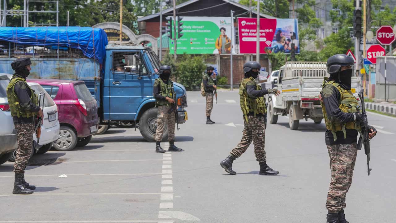 Jammu Kashmir | అప్పుడే ఇండ్లకు రావొద్దు.. సరిహద్దు గ్రామాల ప్రజలకు జమ్ముకశ్మీర్‌ పోలీసుల సూచన