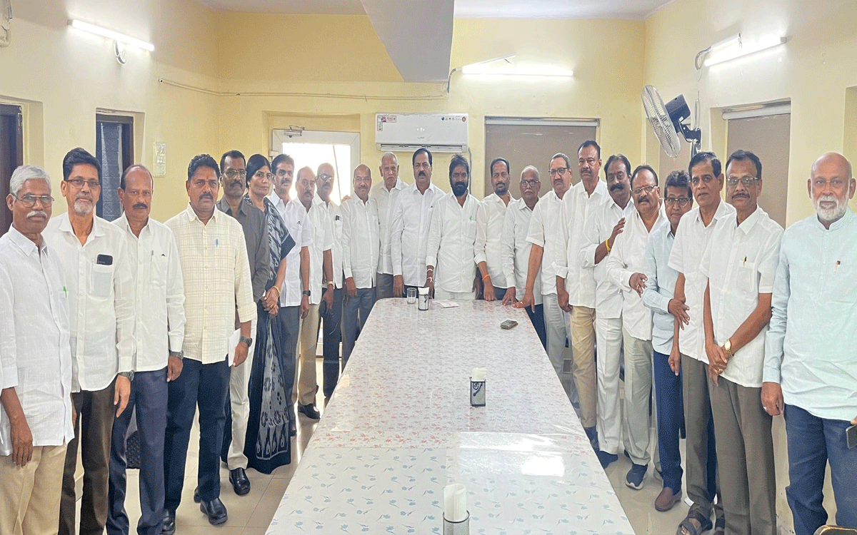 Hyderabad : ఉద్యోగ‌, ఉపాధ్యాయుల‌ మ‌ధ్య చీలిక‌లు స‌రికాదు.. సీఎం వ్యాఖ్య‌ల‌పై ఆ సంఘాల మాజీ నాయ‌కుల ఖండ‌న‌