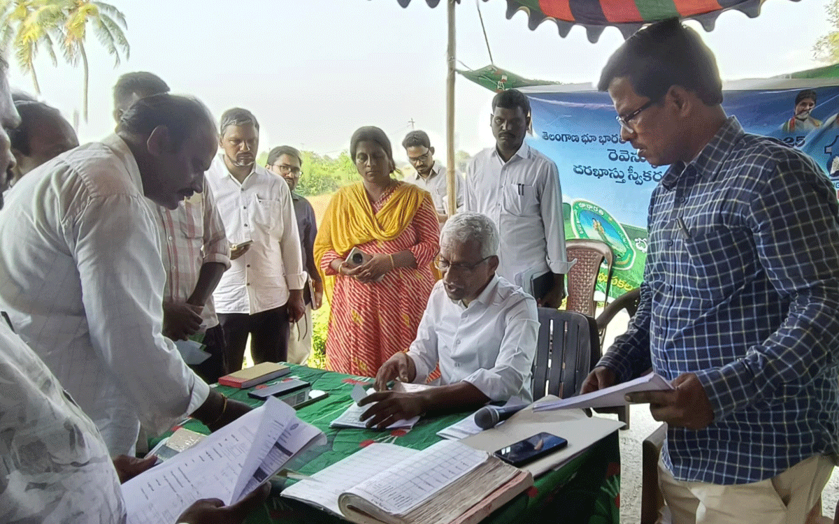 Bonakal : భూ సమస్యల పరిష్కారానికి రైతులు దరఖాస్తు చేసుకోవాలి : అదనపు కలెక్టర్ శ్రీనివాస్‌రెడ్డి