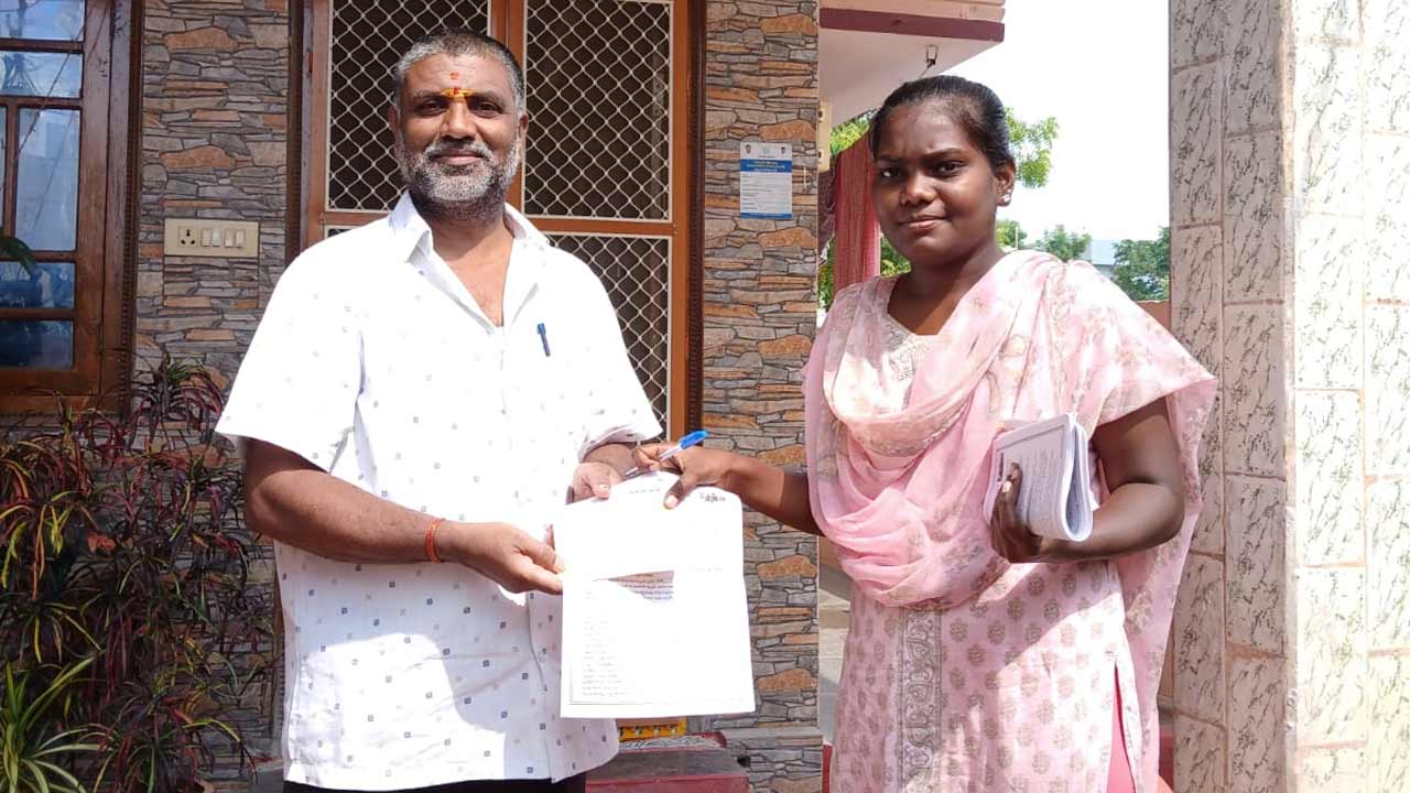 Ghatkesar | మా గురుకుల విద్యాలయాన్ని రక్షించండి.. ఇంటింటికి తిరిగి వేడుకుంటున్న విద్యార్థినులు