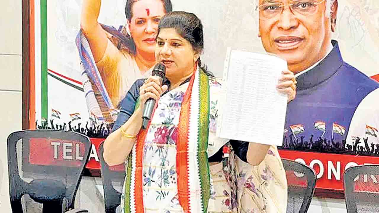 Congress | మహిళా కాంగ్రెస్‌లో చీలిక!.. రెండు వర్గాలుగా విడిపోయిన నేతలు!