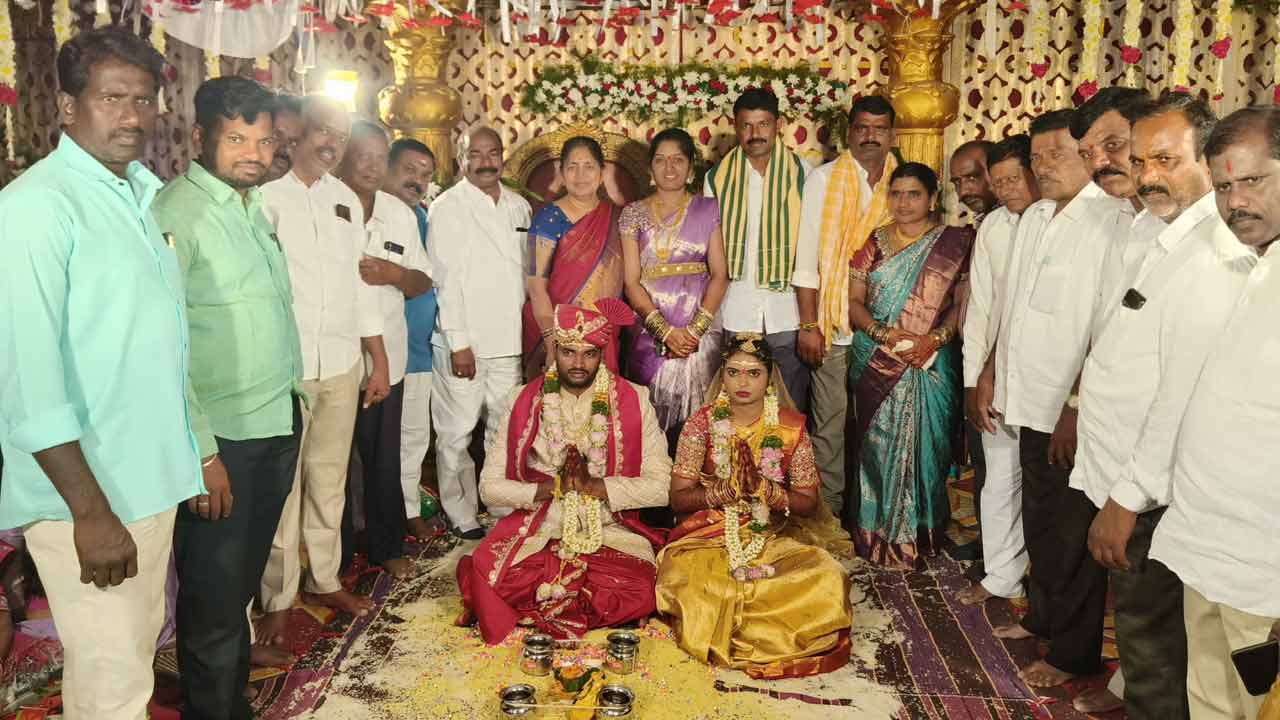 నూతన వ‌ధూవ‌రుల‌కు మాజీ ఎమ్మెల్యే గొంగిడి సునీత ఆశీర్వాదం