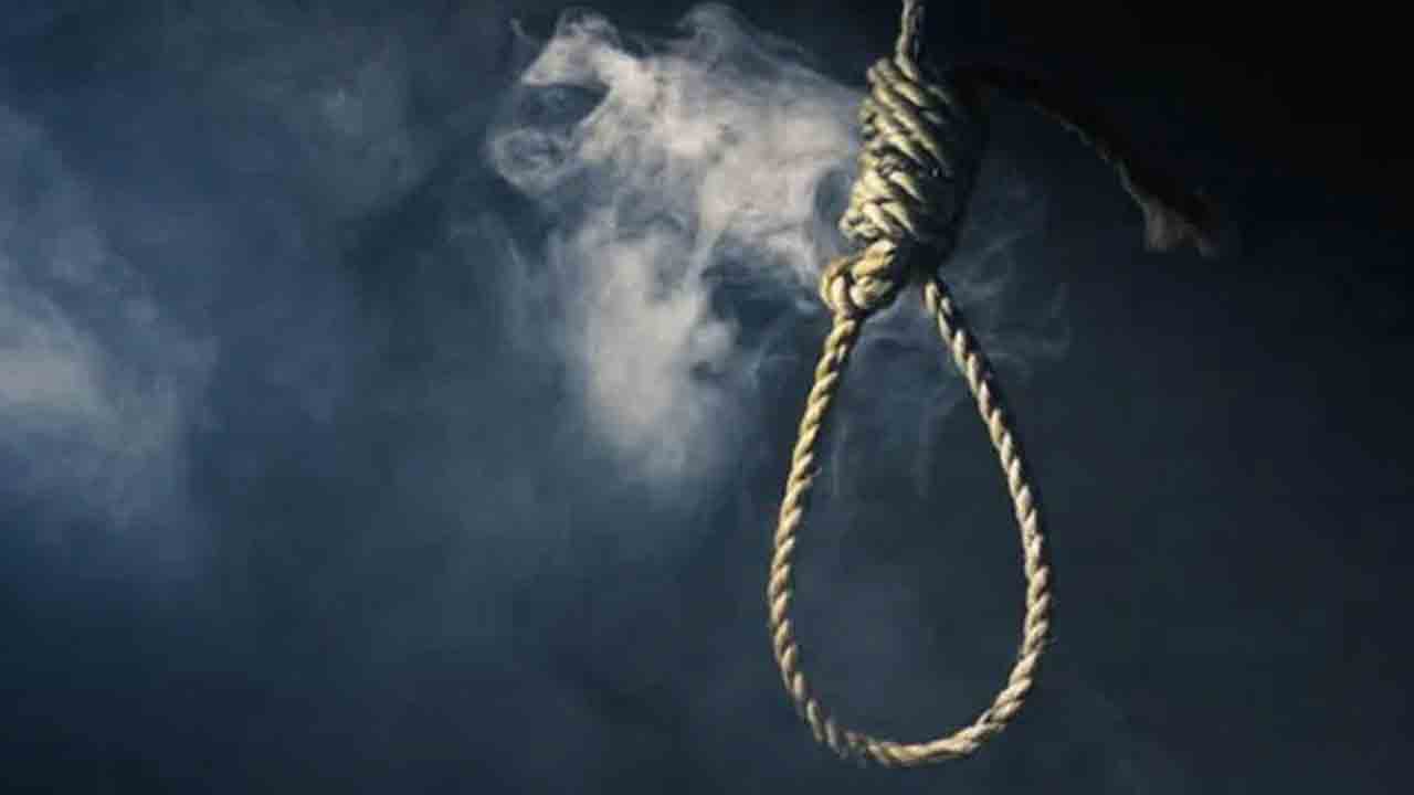 అప్పుల బాధతో పొలం వద్ద చెట్టుకు ఉరేసుకుని రైతు మృతి