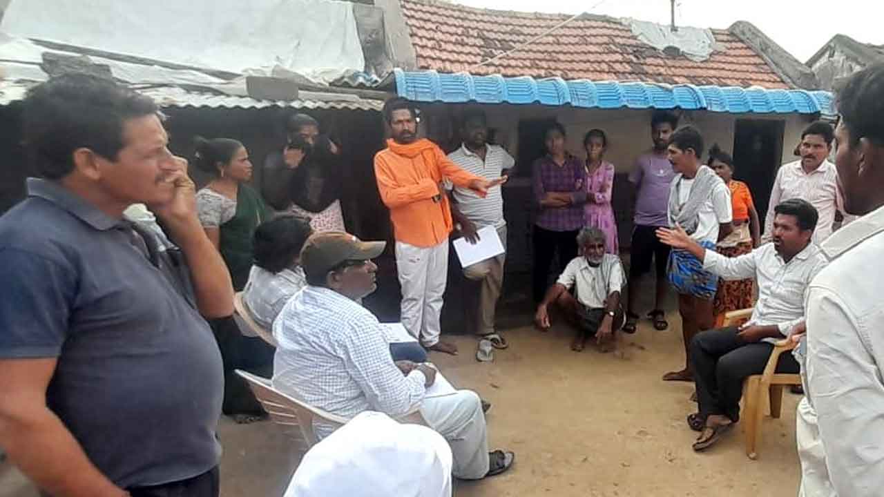 Indiramma houses | ఇందిరమ్మ ఇండ్ల ఎంపికలో అవకతవకలు.. ప్రజాగ్రహంతో వెళ్లిపోయిన అధికారులు