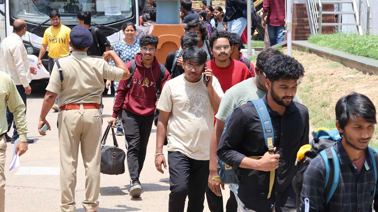 Telangana Bhavan | ఢిల్లీలోని తెలంగాణ భవన్కు తెలుగు విద్యార్థులు.. ఉద్రిక్త వాతావరణం నుంచి సేఫ్ ప్లేస్కు తరలింపు