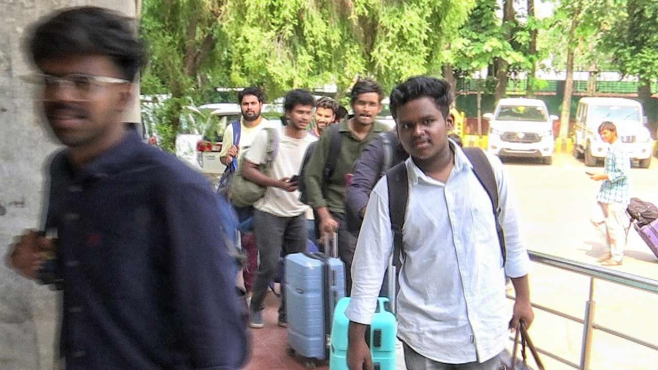 Telangana Bhavan | ఢిల్లీ తెలంగాణ భవన్కు తెలుగు విద్యార్థులు.. ఉద్రిక్త పరిస్థితుల నేపథ్యంలో అతికష్టంగా స్వస్థలాలకు