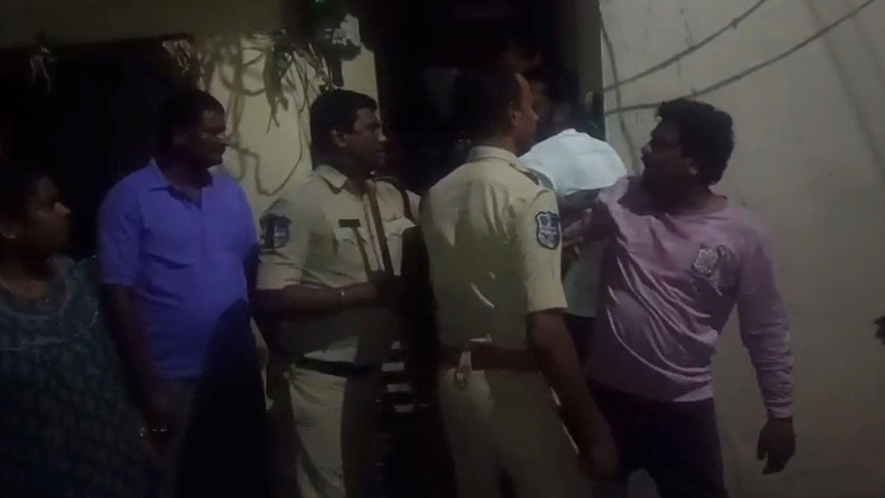 Belt Shops | వీధివీధినా బెల్ట్ షాపులు.. గ్రామాల్లో ఏరులై పారుతున్న మద్యం