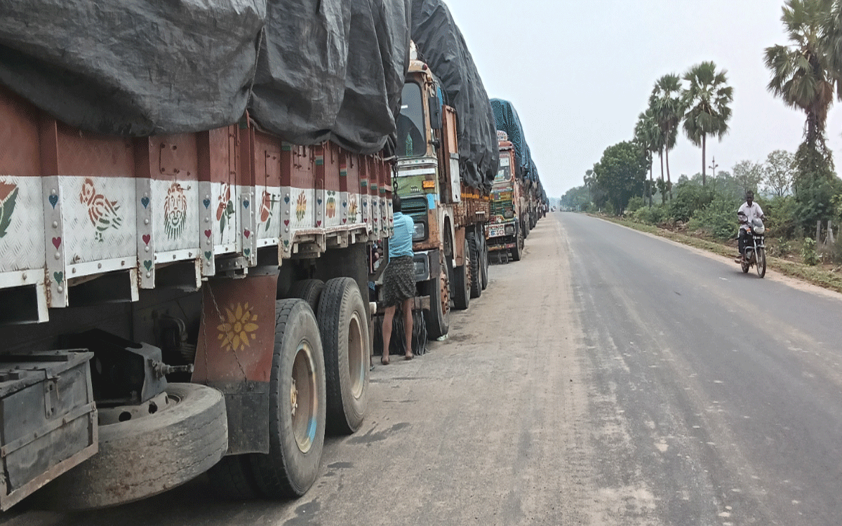 Tirumalagiri : తిరుమలగిరిలో బారులు తీరిన ధాన్యం లారీలు