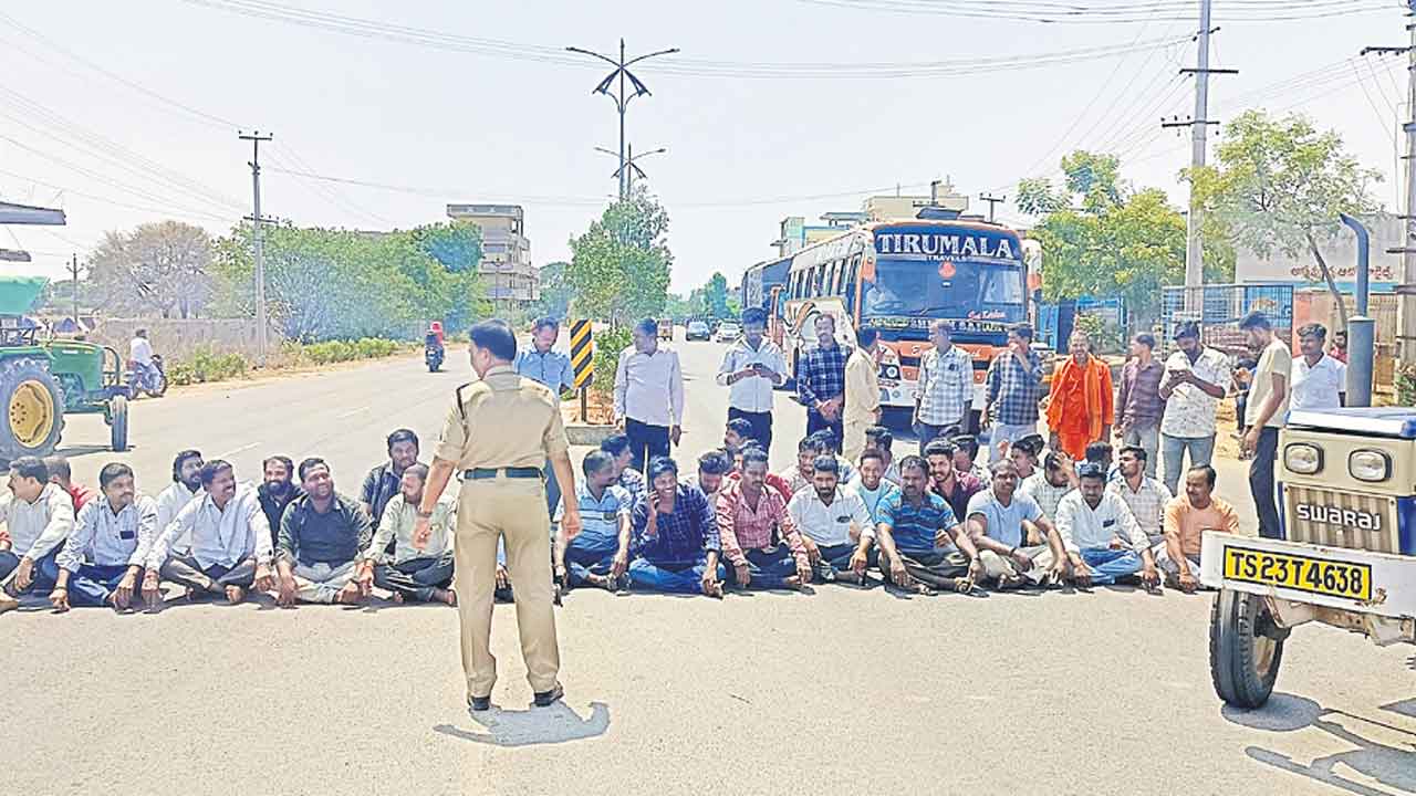 ఇసుక రీచ్‌ల రద్దుపై నిరసన