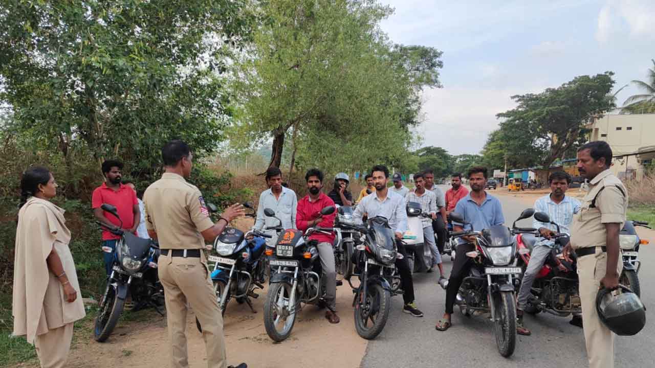Traffic rules | వాహనదారులు తప్పని సరిగా ట్రాఫిక్‌ రూల్స్‌ పాటించాలి : ఎస్‌ఐ రమేశ్‌
