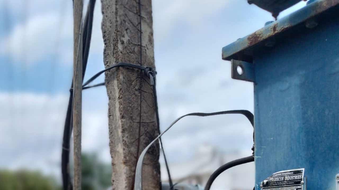 ట్రాన్స్‌ఫార్మర్‌ ఎక్కి.. కరెంటు షాక్‌కు గురై.. ప్రైవేటు ఎలక్ట్రీషియన్‌ మృతి