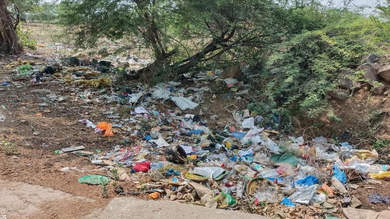 Tujalpur | తుజాల్‌పూర్‌లో పడకేసిన పారిశుద్ధ్యం.. డీజిల్‌కు కూడా డబ్బులు లేక మూలనపడ్డ ట్రాక్టర్‌