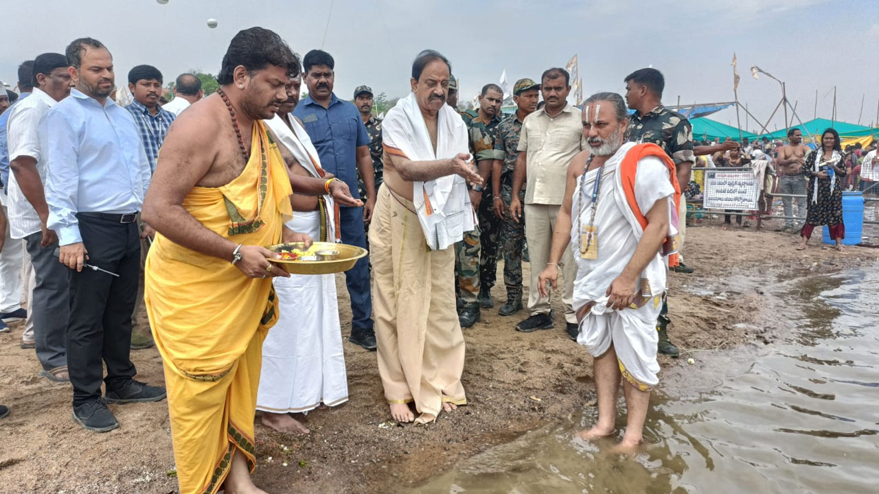 Kaleshwaram | కాళేశ్వరంలో మంత్రి తుమ్మల పుష్కార స్నానం.. 5 కిలోమీటర్ల మేర నిలిచిన వాహనాలు